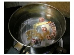 将所有材料加水放入锅里煮20分钟出味