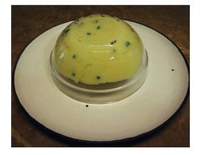 拌好的土豆呢放入碗里压好，倒扣入碟子里