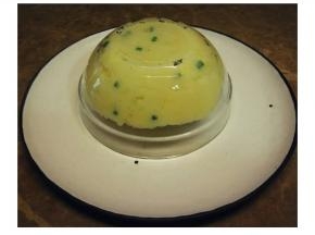 拌好的土豆呢放入碗里压好，倒扣入碟子里