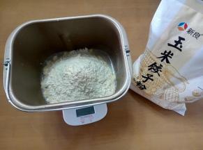 面包机倒入水，加入玉米饺子粉，用和面模式。