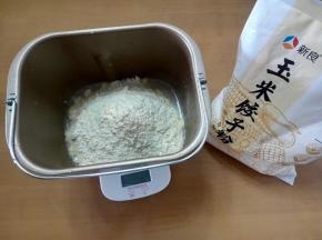 面包机倒入水，加入玉米饺子粉，用和面模式。