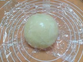 揉成光滑的面团，盖保鲜膜醒发30分钟。