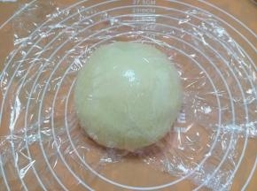揉成光滑的面团，盖保鲜膜醒发30分钟。