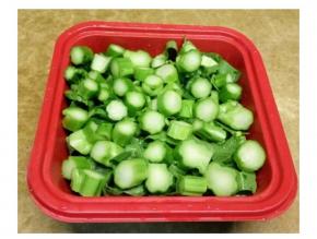 菜心洗净切粒备用
