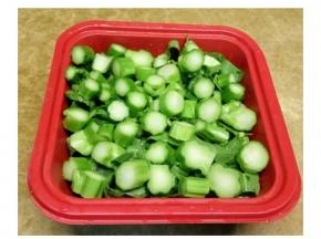 菜心洗净切粒备用