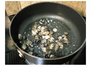 冷锅热油，放入海参和蒜盐爆炒一分钟