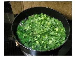 倒入水（看个人要求汤水的量来放），水开后放入菜心粒煮5分钟至菜软。