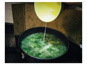 试味后倒入水淀粉搅拌变稠即可关火。
