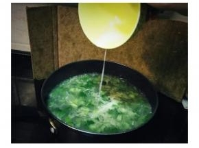 试味后倒入水淀粉搅拌变稠即可关火。