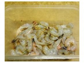 鲜虾去壳、去虾线、虾肠，留尾用蒜盐、黑椒碎拌匀放冰箱腌20分钟