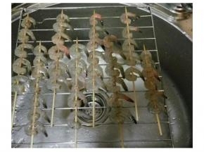 番茄酱、泰式辣椒酱、油、挤上柠檬汁放小碗里，拌匀，虾身两边刷一层酱。