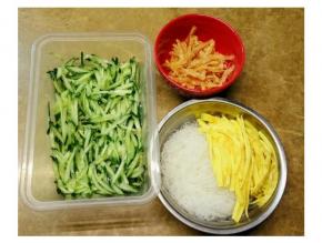 青瓜切丝用少许盐腌十分钟；鸡蛋放入油、盐打发均匀后煎成蛋皮后切丝；粉丝用热水泡软后剪成段再用油捞均防粘；鱿鱼丝备用。
