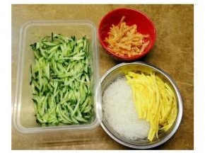青瓜切丝用少许盐腌十分钟；鸡蛋放入油、盐打发均匀后煎成蛋皮后切丝；粉丝用热水泡软后剪成段再用油捞均防粘；鱿鱼丝备用。