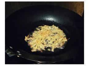 锅里热油后先放入鱿鱼丝炒出香味