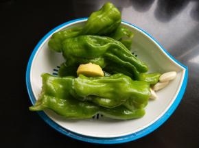 准备青椒，大蒜，生姜，青椒去蒂洗净。