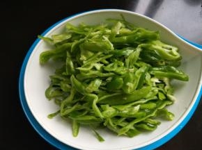 青椒切丝。