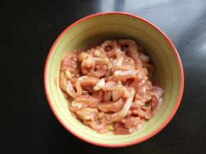 瘦肉切丝，放盐，料酒，生抽，食用油拌匀。