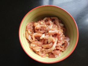 瘦肉切丝，放盐，料酒，生抽，食用油拌匀。