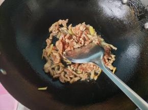 放入生姜爆香，放肉丝快速翻炒。