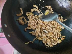 瘦肉炒熟后盛出。
