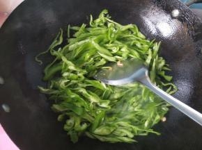 锅内稍微放一点油（锅内有一些底油），放青椒翻炒。
