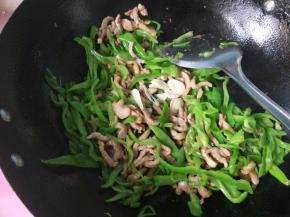 放大蒜，鸡精翻炒。