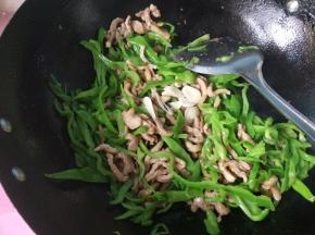 放大蒜，鸡精翻炒。