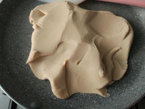 桃山皮开袋放入不粘锅小火炒，一定要不停地翻拌，炒糊了就不能用了，炒的目的是让皮更油润。