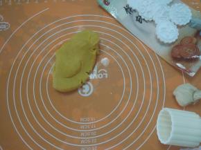 不炒也可以直接放台上用揉面的手法揉匀。