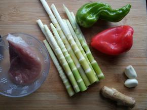 将所需食材洗净备用。