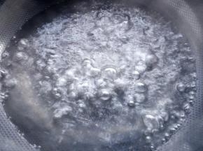 锅内装适量冷水烧开。