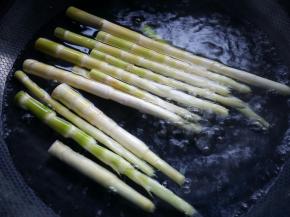 将竹笋焯烫一分钟。