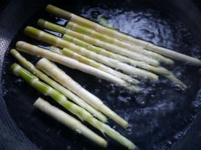 将竹笋焯烫一分钟。