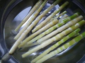 捞起放入凉水中。