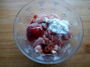 肉丝盛入碗中，加一勺生粉，5克李锦记财神蚝油，10克李锦记天成一味特级鲜酱油、10克料酒和少量的食用油腌制10分钟。