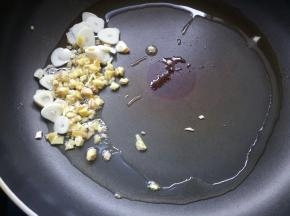 放入姜，蒜爆炒出香味。