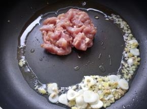 放入腌制的肉丝。