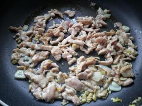 滑散炒至八成熟。