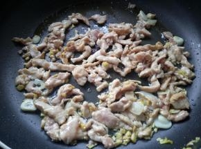 滑散炒至八成熟。