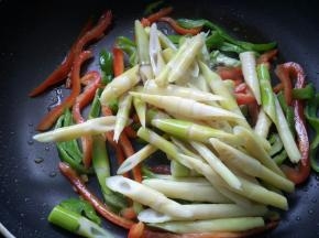 翻炒片刻，放入竹笋。