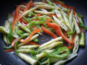 翻炒均匀，放少量的水。