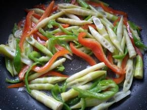 翻炒均匀，放少量的水。