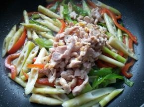 翻炒均匀，放入肉丝。