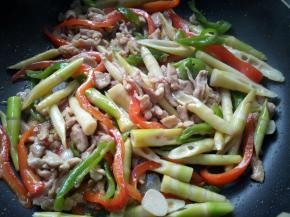 翻炒均匀，待汤汁收干关火。