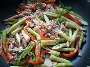 翻炒均匀，待汤汁收干关火。