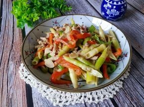 一道美味的竹笋肉丝制作完成。