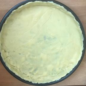 在派皮上铺一层锡箔纸，把黄豆放入锡箔纸上