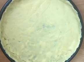 在派皮上铺一层锡箔纸，把黄豆放入锡箔纸上
