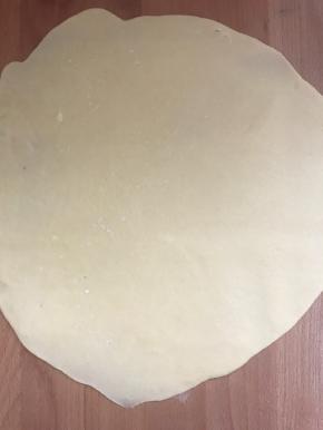 用擀面杖把派皮放入盘内铺好，同时170度预热烤箱5分钟