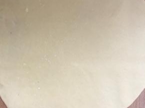 用擀面杖把派皮放入盘内铺好，同时170度预热烤箱5分钟